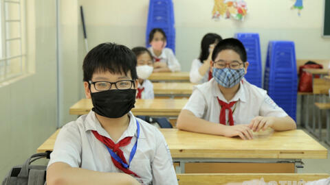 Ngày đầu tiên đi học sau kỳ nghỉ: Thầy và trò vừa học vừa phòng chống dịch