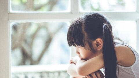Nỗi ám ảnh đeo đẳng cả đời của những đứa trẻ mất cha mẹ từ nhỏ, ai nói trẻ con thơ ngây không biết đau đớn là gì?