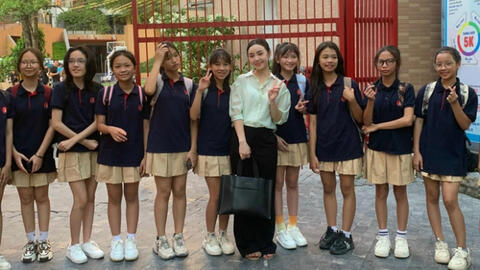 Lộ ảnh Quỳnh Kool làm giáo viên trường quốc tế, vóc dáng bé nhỏ ngang học sinh cấp 2