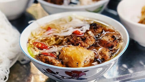Báo Pháp miêu tả Hà Nội là "ngôi đền của ẩm thực đường phố"