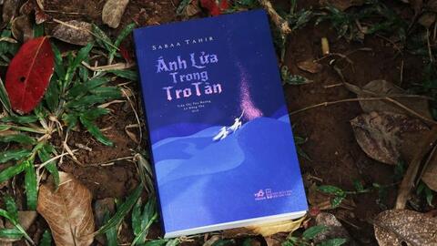 "Ánh lửa trong tro tàn": "đối thủ" mới của Harry Potter?