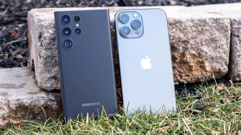 Galaxy S22 Ultra đọ độ bền cùng iPhone 13 Pro Max
