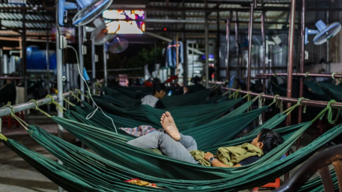 Báo nước ngoài lý giải Việt Nam chống dịch COVID-19 thành công, tại sao người lao động vẫn gặp khó