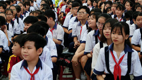 Vì sao 'đẩy' học sinh vào trường khi dịch bệnh vẫn hoành hành?