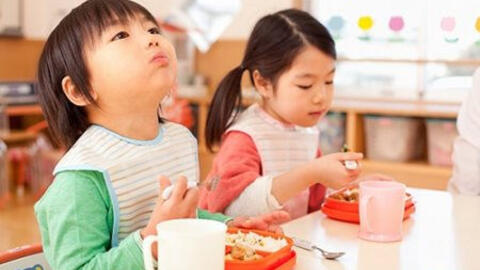 Vì sao ba mẹ nên dạy con biết nói lời cảm ơn và không chê bai đồ ăn?