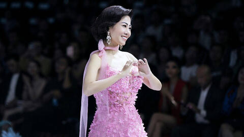 Đấu giá chiếc váy Mai Phương từng mặc, dành toàn bộ số tiền cho bé Lavie