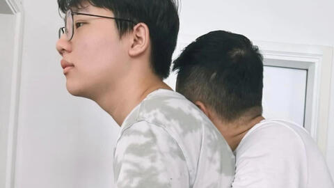 Bức ảnh hai bố con "Bố ơi mình đi đâu thế" khiến người hâm mộ "lịm tim": Bao nhiêu đứa trẻ mong được như thế!