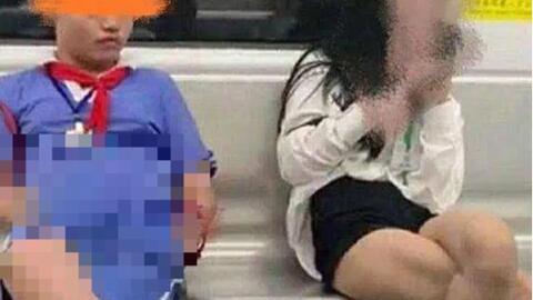 Bức ảnh nhạy cảm trên tàu điện ngầm gây "bão": Bao nhiêu cha mẹ đã vô tư bỏ qua việc dạy con điều này?