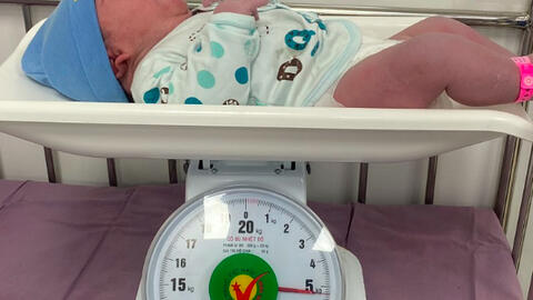 Quảng Ninh: Bé gái nặng 5,3kg chào đời