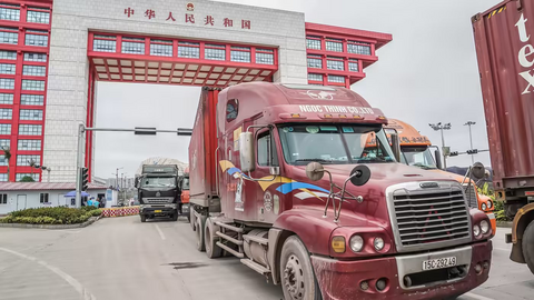 Lái xe tải Trung Quốc, Việt Nam chạy tiếp sức để giải quyết ách tắc hàng hóa tại cửa khẩu