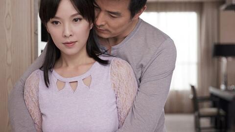 Thấy quần áo lạ trong nhà bạn trai, cô gái chia tay tay gấp sau màn lấp liếm vụng về