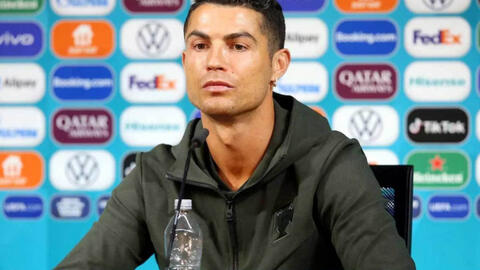 Hành động gạt chai nước Coca-Cola của Ronaldo khiến UEFA không vừa mắt