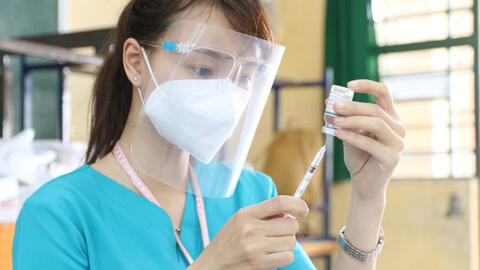 TP.HCM đề nghị rút ngắn thời gian tiêm giữa 2 mũi vaccine AstraZeneca còn 6 tuần