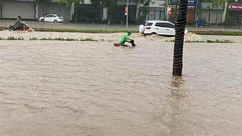 Nhiều tuyến đường ở TP Lào Cai ngập sâu hơn một mét