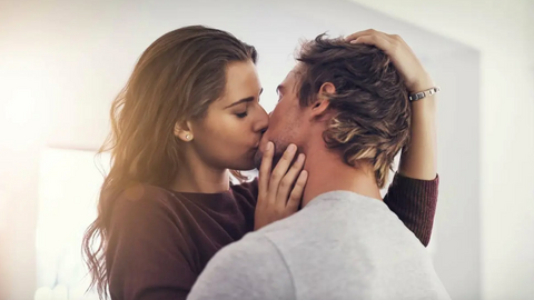 Hôn nhau 4 phút mỗi ngày có thể giảm nguy cơ sâu răng