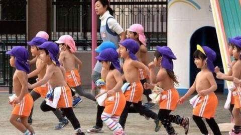 Trẻ em Nhật Bản được huấn luyện chịu lạnh từ nhỏ