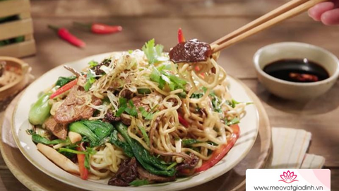 Món ngon mỗi ngày: Mì EFU xào nấm trà
