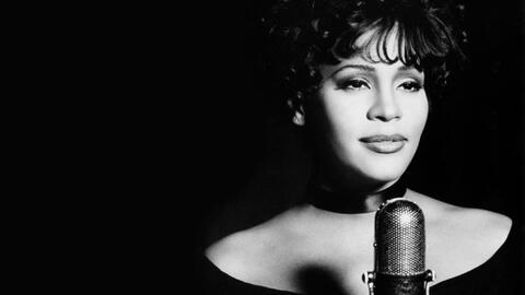 Whitney Houston: Từ cô bé hát Gospel trở thành diva nhạc Pop với chất giọng đa thanh kì lạ
