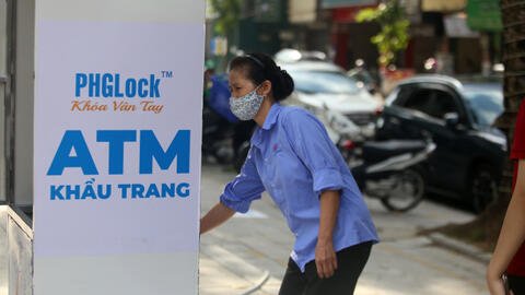 ATM khẩu trang ở Hà Nội trong ngày hoạt động đầu tiên