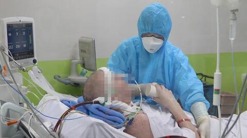 Phi công người Anh phục hồi kỳ diệu, có thể tự ngồi dậy và viết vào bảng