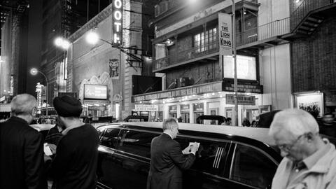 Những tấm ảnh độc đáo về khu phố  Broadway về đêm