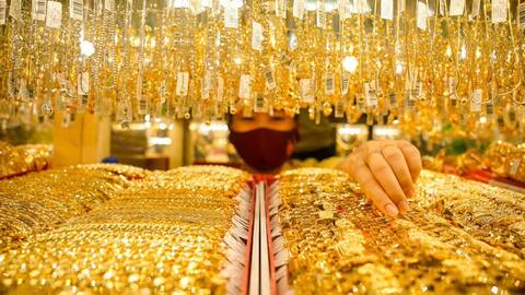 Thị trường tuần qua: Xăng, vàng, heo hơi đồng loạt tăng giá