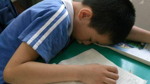 Cậu bé cấp 1 viết văn kể chuyện... ăn trộm tiền của ông nội, câu văn cuối bài khiến giáo viên phải phê: Cô bật khóc ngay lập tức