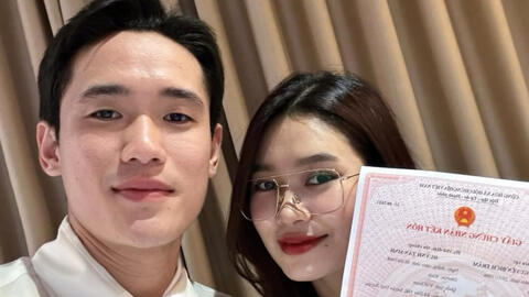 Trung vệ điển trai nhất U23 Việt Nam khoe giấy đăng ký kết hôn với vợ làm ngân hàng