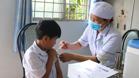 Hà Nội: Học sinh khối nào tiêm vaccine Covid-19 xong khối đó sẽ đi học