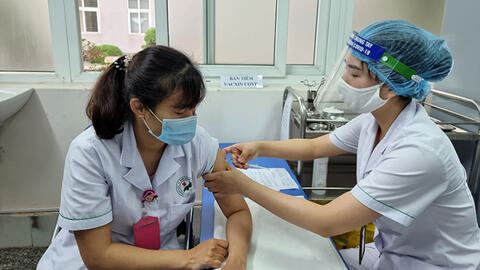 Hà Nội: Khẩn trương iêm đủ 2 mũi vaccine COVID-19 cho nhân viên y tế