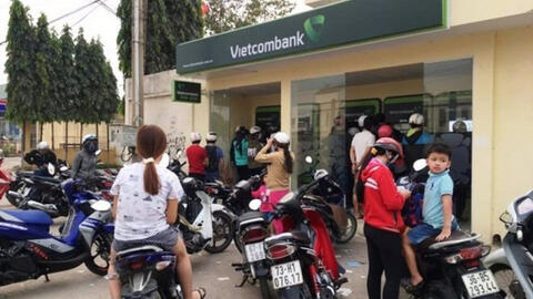 Cây ATM quá tải vì nhiều người xếp hàng rút tiền ngày cận tết
