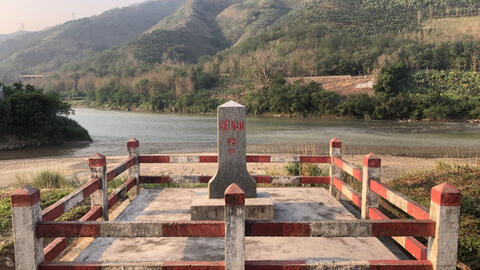 "Nhìn dòng sông sóng ngầu lên sắc đỏ"