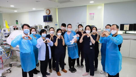 Điều kỳ diệu với vợ chồng người Việt ở Hàn Quốc: 3 con sinh non 23 tuần, được bác sĩ tận tình giúp và cái kết ngoài sức tưởng tượng