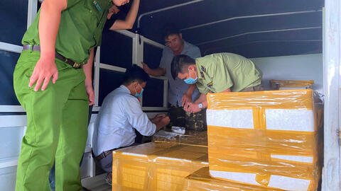 Kiên Giang phát hiện  300kg tôm bơm tạp chất