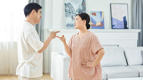 Đỏ mặt mỗi khi nghe vợ chồng hàng xóm cãi nhau