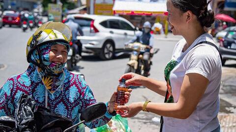 Câu chuyện chai nước chè xanh mát lạnh miễn phí giữa Thủ đô