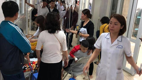 Tìm nguyên nhân từ mẫu thức ăn lưu lại trong vụ hơn 100 trẻ nhập viện