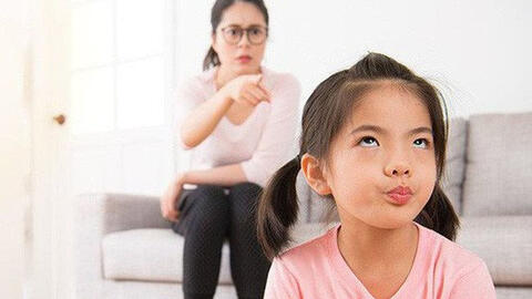 Ba mẹ có nên ra lệnh khi dạy trẻ?