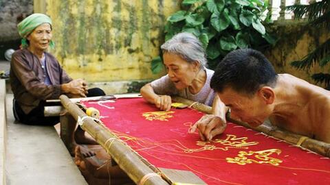 Còn sống còn thêu