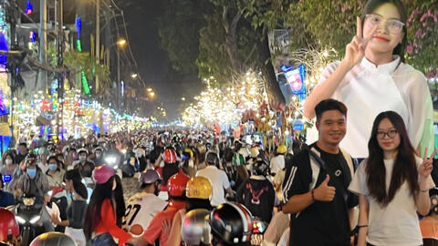 Đêm Noel 24/12: xóm đạo lớn nhất TP.HCM đông kín người, người dân nhích từng chút một để "check-in" cùng tiểu cảnh