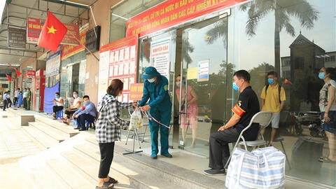 Hà Nội cấm tụ tập quá 10 người tại nơi công cộng