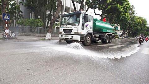 Hà Nội chi 114 tỷ đồng rửa đường chống nóng