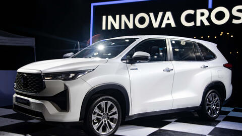 Toyota Innova Cross mới trông "giống Highlander", ăn ít xăng hơn Wigo: Bí mật nằm ở đâu?
