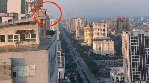 Thiếu tá công an kể lại giây phút nghẹt thở giải cứu cô gái định nhảy từ nóc chung cư 25 tầng tự tử