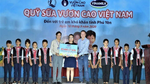 Quỹ sữa vươn cao Việt Nam và Vinamilk trao tặng 83.400 ly sữa cho trẻ em khó khăn Phú Yên