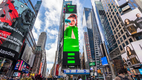 Phùng Khánh Linh rực sáng giữa billboard tại trung tâm Quảng trường Thời Đại, New York, Mỹ