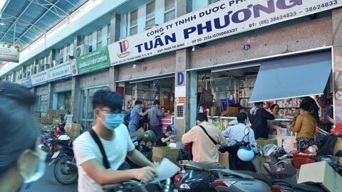 Người Sài Gòn tăng cường mua khẩu trang y tế phòng ngừa COVID-19, giá tăng nhẹ