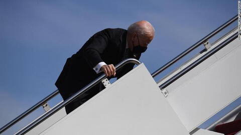 Ông Biden vấp ngã 3 lần khi đang bước cầu thang để lên chuyên cơ
