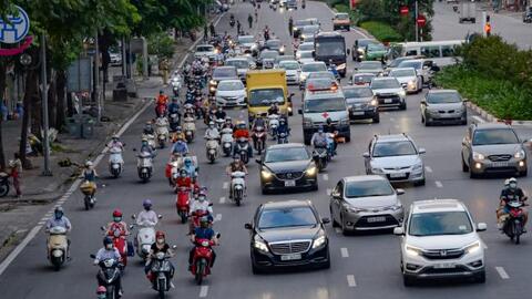 Hà Nội nới lỏng giãn cách, người dân chen nhau mua bánh Trung thu