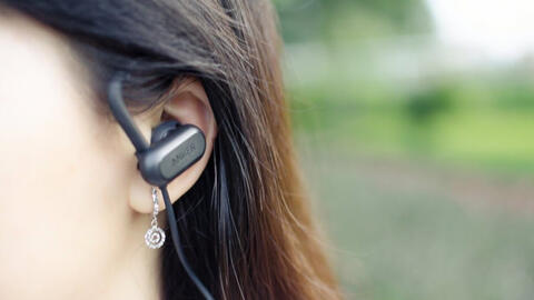 Lạm dụng tai nghe bluetooth có nguy cơ giảm thính lực